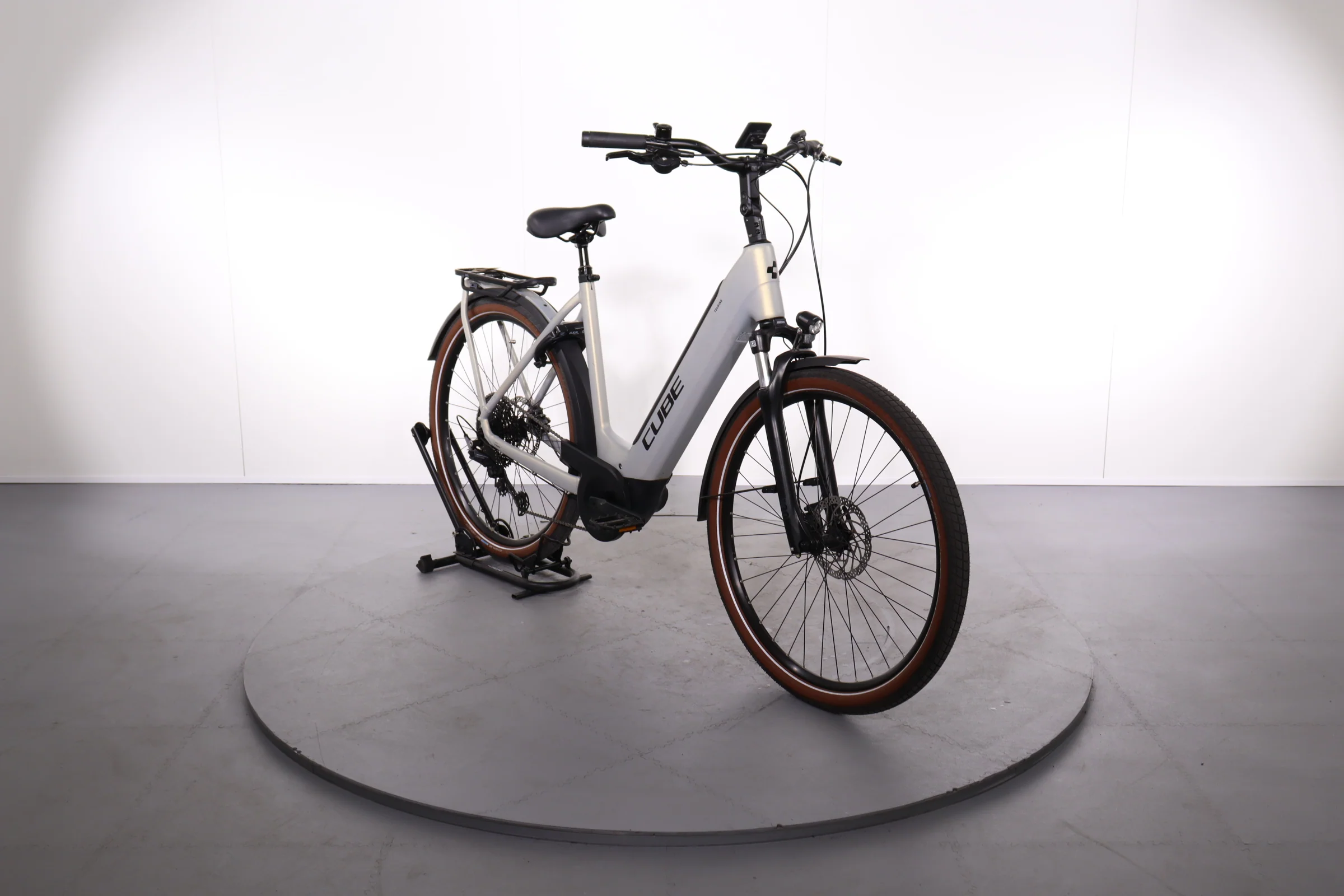 Cube Touring Hybrid Pro 625 - Image 2